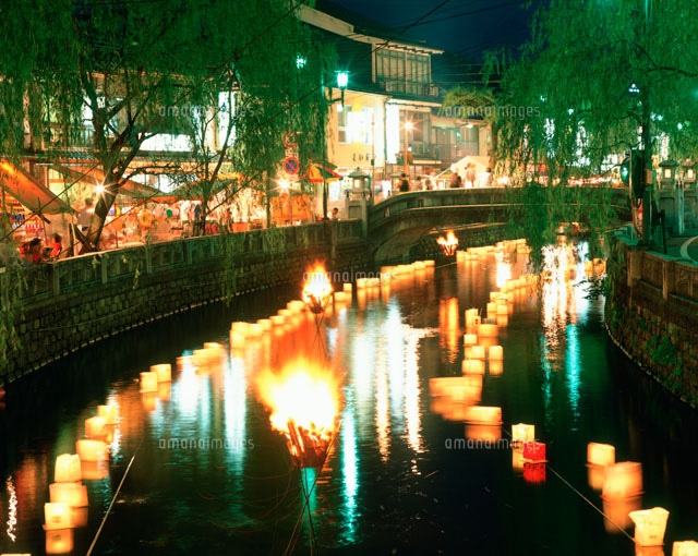 城埼温泉 灯篭流し の写真素材 イラスト素材 アマナイメージズ
