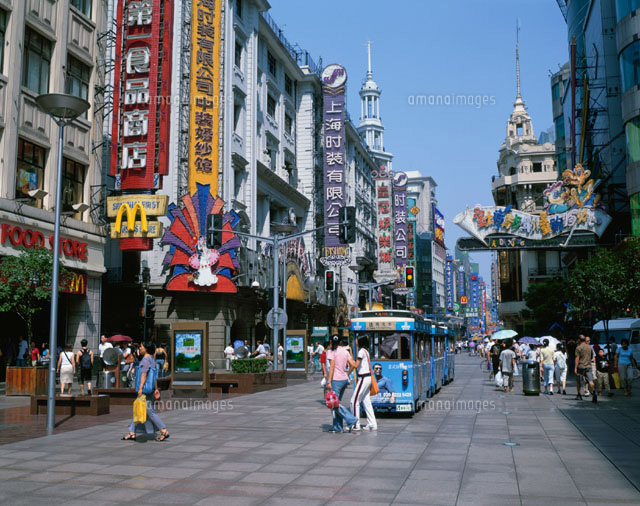 南京東路と観光車 上海 中国 の写真素材 イラスト素材 アマナイメージズ