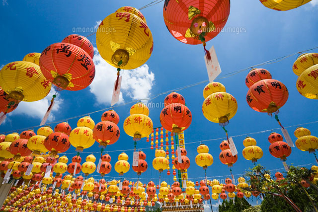 極楽寺より中国風の提灯 の写真素材 イラスト素材 アマナイメージズ