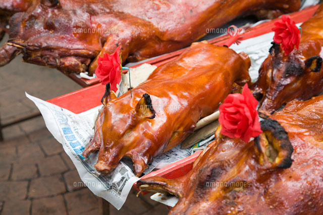 豚の丸焼き チャイナタウン の写真素材 イラスト素材 アマナイメージズ