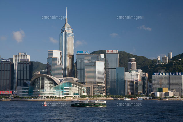 香港島のビル街とスターフェリー の写真素材 イラスト素材 アマナイメージズ