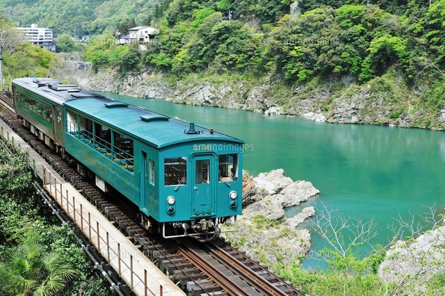 吉野川に沿って走る土讃線の大歩危トロッコ号[25668001262]の