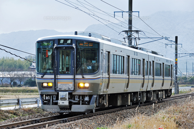 福知山線の223系普通電車[25668001626]の写真・イラスト素材｜アマナ