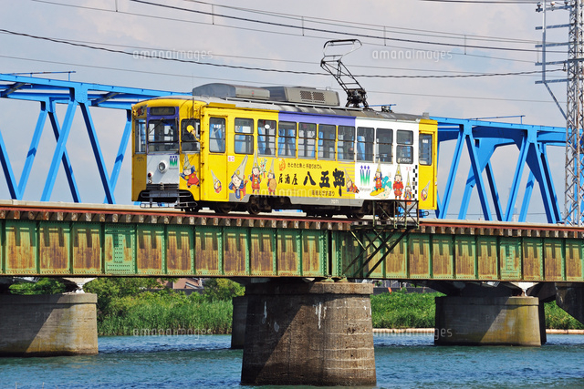 鉄橋を渡る万葉線の旧型路面電車 の写真素材 イラスト素材 アマナイメージズ 鉄橋を渡る万葉線の旧型路面電車 の写真素材 イラスト素材 アマナイメージズ