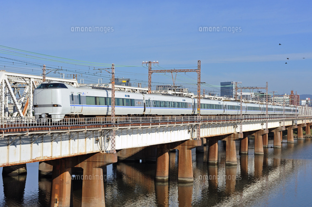 鉄橋を渡る東海道本線の6系特急サンダーバード の写真素材 イラスト素材 アマナイメージズ 鉄橋を渡る東海道本線の6系特急サンダーバード の写真素材 イラスト素材 アマナイメージズ