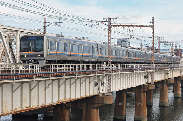 鉄橋を渡る東海道本線の7系普通電車 の写真素材 イラスト素材 アマナイメージズ