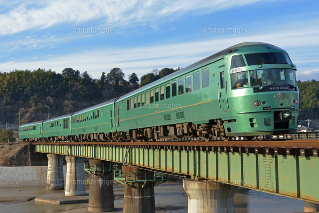 鉄橋を渡るキハ72系特急ゆふいんの森[25668001941]の写真・イラスト