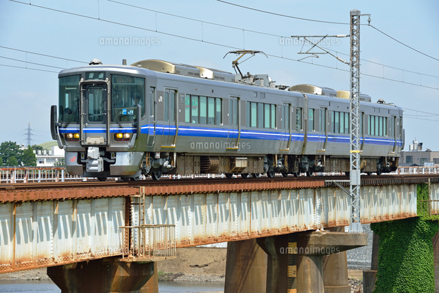 鉄橋を渡る521系普通電車 の写真素材 イラスト素材 アマナイメージズ