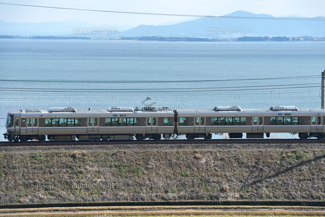 琵琶湖沿いを走る223系新快速電車[25668002220]の写真・イラスト
