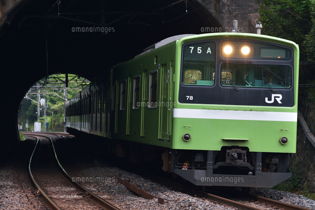 トンネルを出る関西本線の1系普通電車 の写真素材 イラスト素材 アマナイメージズ