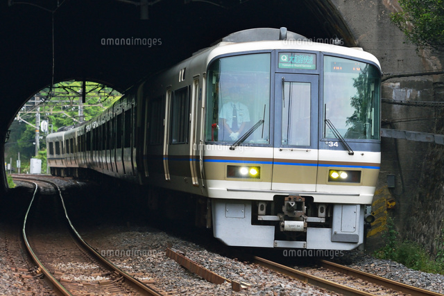 トンネルを出る関西本線の221系大和路快速電車 の写真素材 イラスト素材 アマナイメージズ