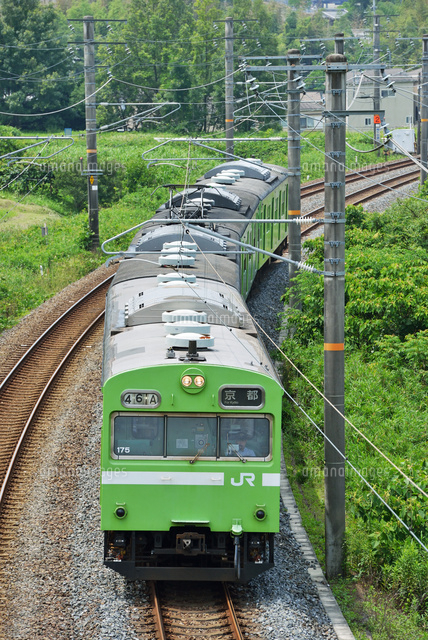 カーブを曲がる奈良線の103系普通電車 の写真素材 イラスト素材 アマナイメージズ