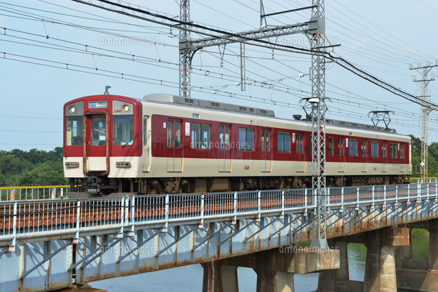 鉄橋を渡る近畿日本鉄道の1230系普通電車 の写真素材 イラスト素材 アマナイメージズ 鉄橋を渡る近畿日本鉄道の1230系普通電車 の写真素材 イラスト素材 アマナイメージズ