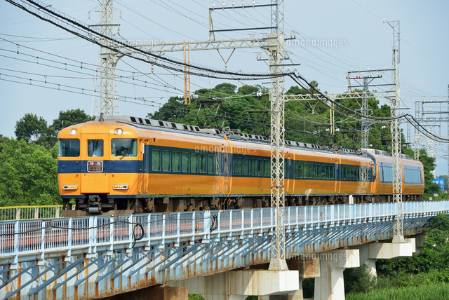 鉄橋を渡る近畿日本鉄道の系特急 の写真素材 イラスト素材 アマナイメージズ