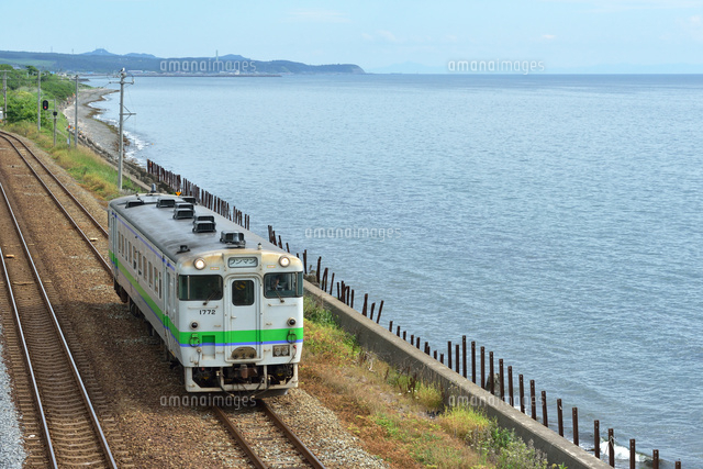 海辺を走る室蘭本線のキハ40系普通気動車 25668002812 の写真・イラスト素材