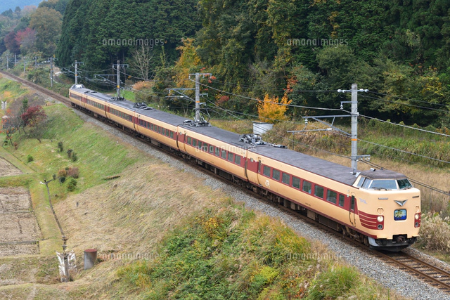 山陰本線の機関庫の中のキハ40系とDE10ディーゼル機関車[25668003179