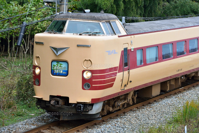 山陰本線の機関庫の中のキハ40系とDE10ディーゼル機関車[25668003179