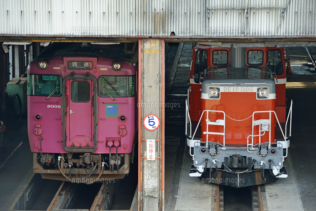 山陰本線の機関庫の中のキハ40系とDE10ディーゼル機関車[25668003179