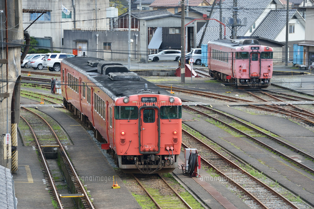 山陰本線の駅構内に停まるキハ47系とキハ40系気動車[25668003180]の