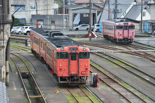 DE10ディーゼル機関車　キハ40 キハ47 キハ20首都圏色 山陰本線の機関庫の中のキハ40系とDE10ディーゼル機関車[25668003179