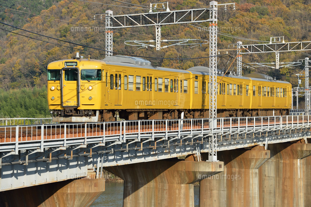 鉄橋を渡る山陽本線の115系普通電車 地域単一色 の写真素材 イラスト素材 アマナイメージズ