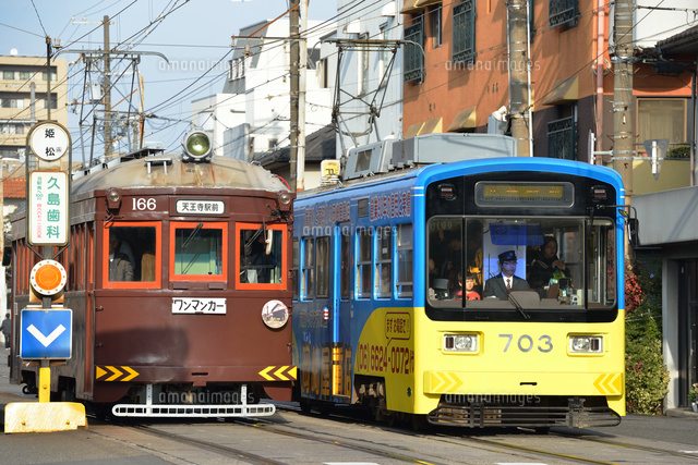 すれ違う阪堺電気軌道モ701形とモ161形路面電車[25668003295]の写真