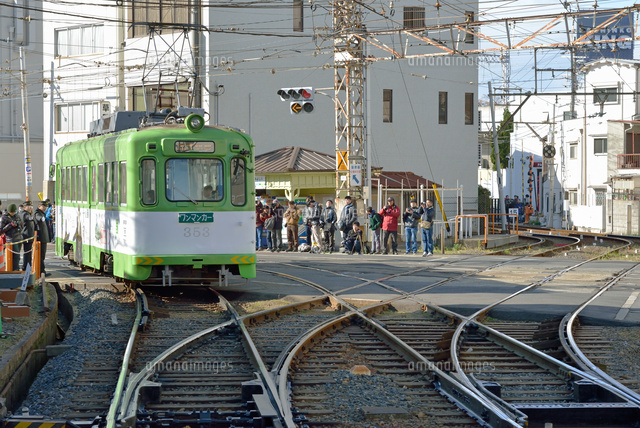 ダイヤモンドクロスを通過する阪堺電気軌道のモ351形路面電車（後追い