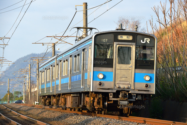 カーブを駆け抜ける121系普通電車 の写真素材 イラスト素材 アマナイメージズ