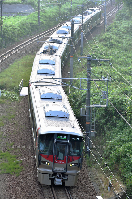 カーブを曲がる山陽本線の227系普通電車 レッドウイング の写真素材 イラスト素材 アマナイメージズ