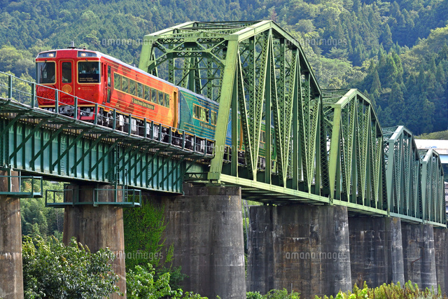鉄橋を渡る観光列車四国まんなか千年ものがたり の写真素材 イラスト素材 アマナイメージズ
