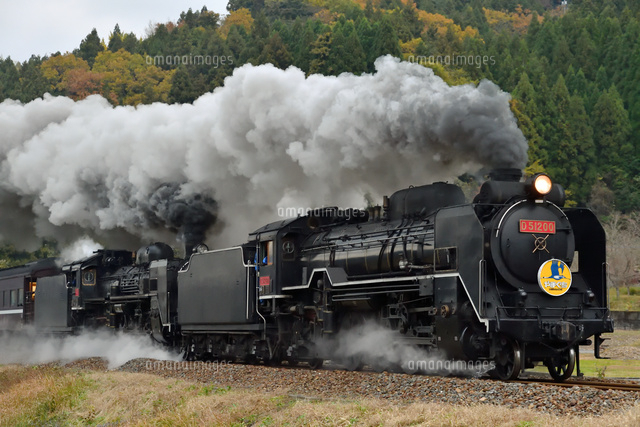 煙を上げて走るd51とc57重連牽引slやまぐち号 の写真素材 イラスト素材 アマナイメージズ