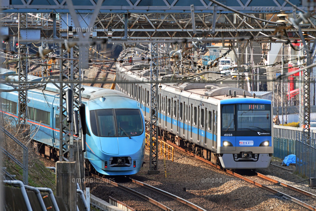 S字カーブですれ違う形特急はこね Mse車 と4000形電車 の写真素材 イラスト素材 アマナイメージズ