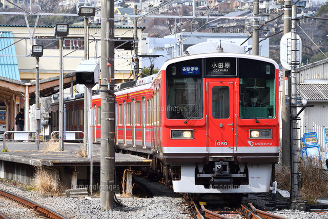 カーブを曲がる1000形各停電車 の写真素材 イラスト素材 アマナイメージズ