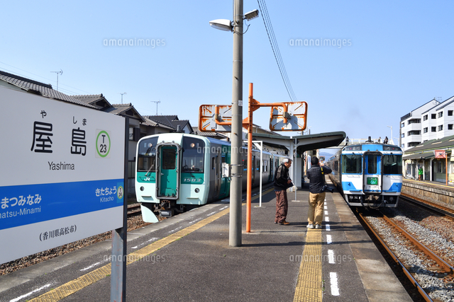 高徳線の1500形普通気動車とキハ185系特急うずしお の写真素材 イラスト素材 アマナイメージズ