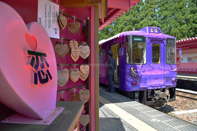 智頭急行恋山形駅の恋がかなう鐘とHOT3500形あまつぼし[25668004615]の