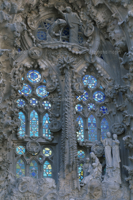 サグラダ ファミリアの細部 の写真素材 イラスト素材 アマナイメージズ