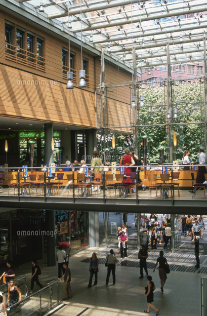 ポツダム広場のダイムラー シティのカフェ の写真素材 イラスト素材 アマナイメージズ
