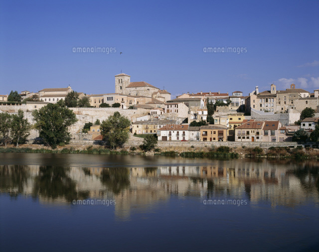 ドゥエロ川と旧市街[25739011568]の写真素材・イラスト素材｜アマナイメージズ