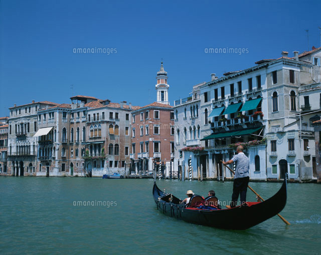 ゴンドラと家並 ベニス イタリア の写真素材 イラスト素材 アマナイメージズ
