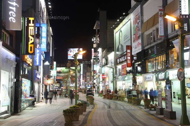 繁華街光復街夜景 の写真素材 イラスト素材 アマナイメージズ
