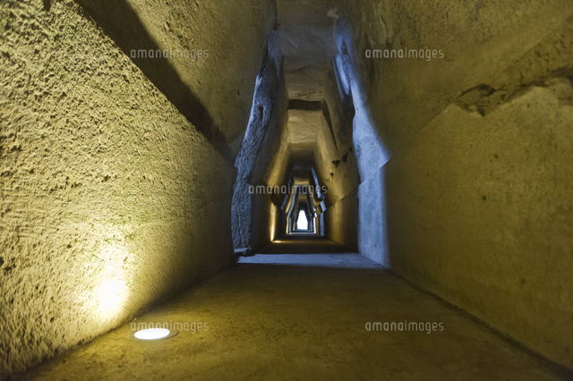 シビュラ洞窟 入口に向かって の写真素材 イラスト素材 アマナイメージズ