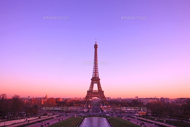 夕暮れのパリとエッフェル塔[25801011575]の写真・イラスト素材