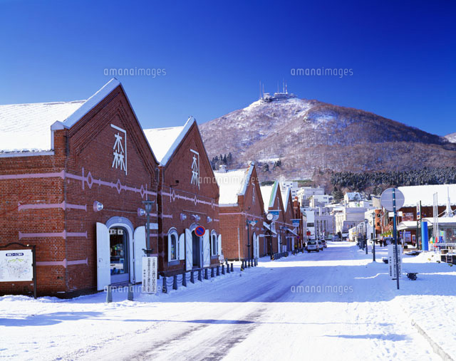冬の金森倉庫と函館山[25802009130]の写真・イラスト素材｜アマナ