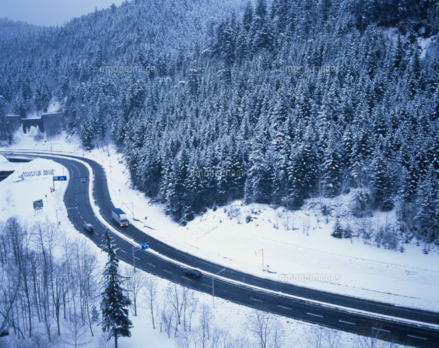 冬の石北峠 上川町 ２月北海道 の写真素材 イラスト素材 アマナイメージズ