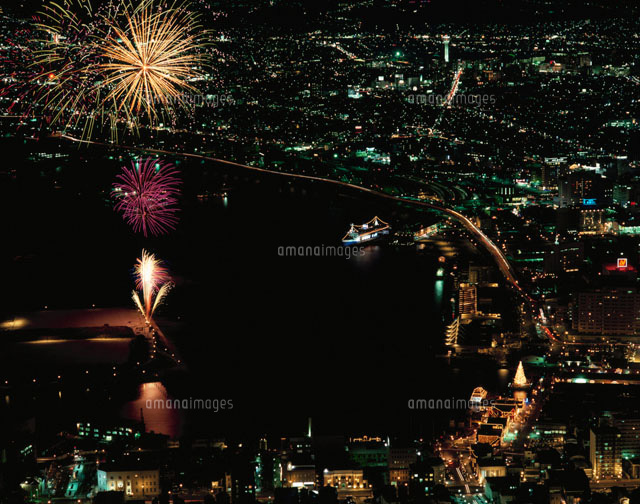 函館夜景とクリスマスファンタジーの花火 の写真素材 イラスト素材 アマナイメージズ