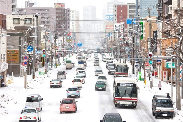 札幌市内の雪道 の写真素材 イラスト素材 アマナイメージズ