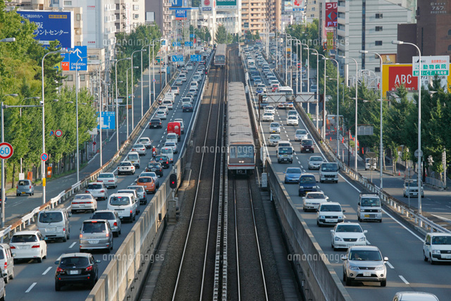 新御堂筋の渋滞と列車 の写真素材 イラスト素材 アマナイメージズ 新御堂筋の渋滞と列車 の写真素材 イラスト素材 アマナイメージズ