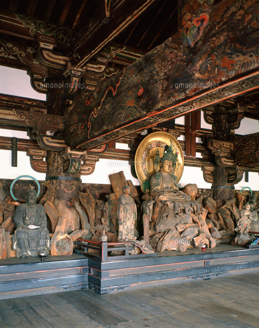 釈迦如来と十六羅漢像東福寺山門[25813000796]の写真・イラスト素材