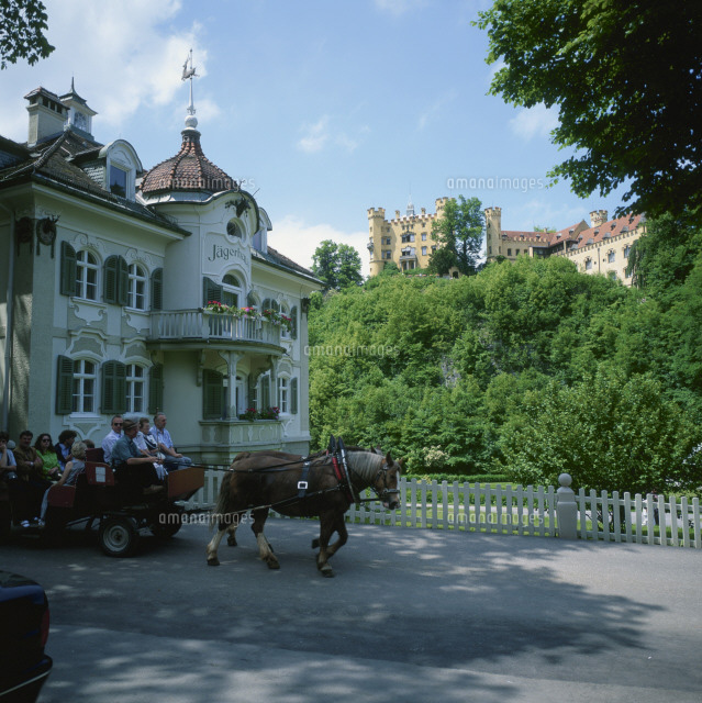 ホーエンシュバンガウ城と馬車 の写真素材 イラスト素材 アマナイメージズ