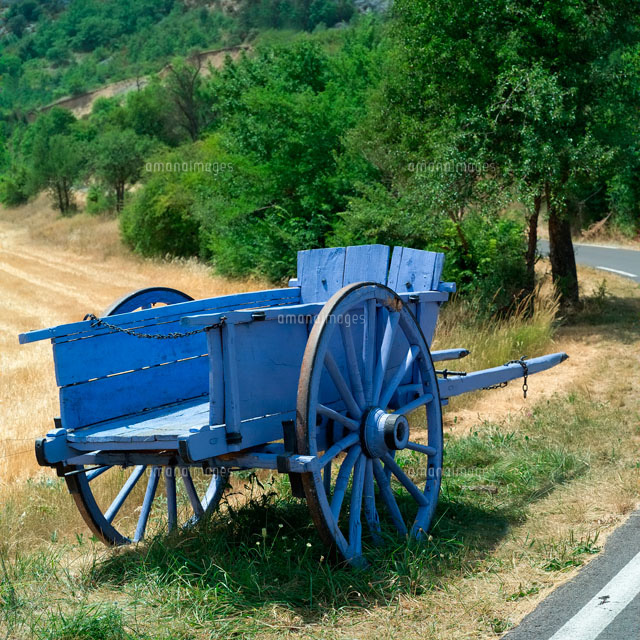 青い古い荷車[25833005482]の写真・イラスト素材｜アマナイメージズ